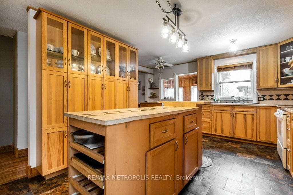 269 Burnett Avenue, Cambridge, ON N1T 1E8, Cambridge, ON — photo 10 of 51
