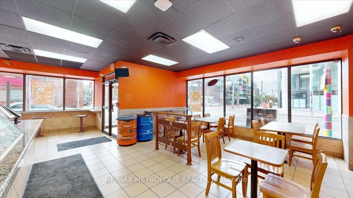 558 BLOOR ST Street, Toronto, ON M6G 1K1, Toronto C02, ON — photo 14 of 50