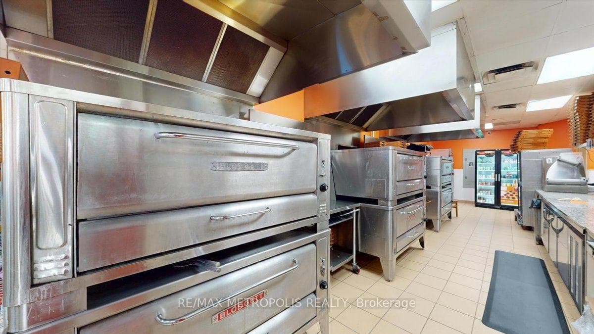 558 BLOOR ST Street, Toronto, ON M6G 1K1, Toronto C02, ON — photo 25 of 50