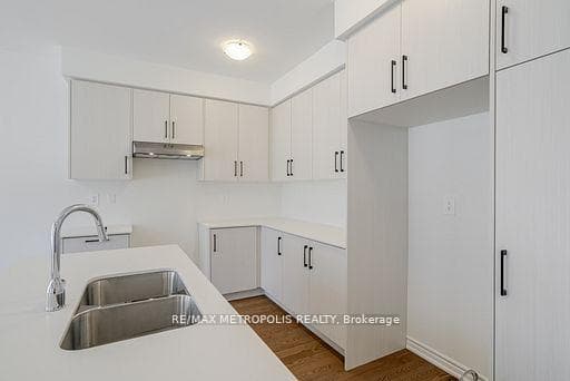 1481 Buttercup Court, Milton, ON L9E 1G5, Milton, ON — photo 10 of 40