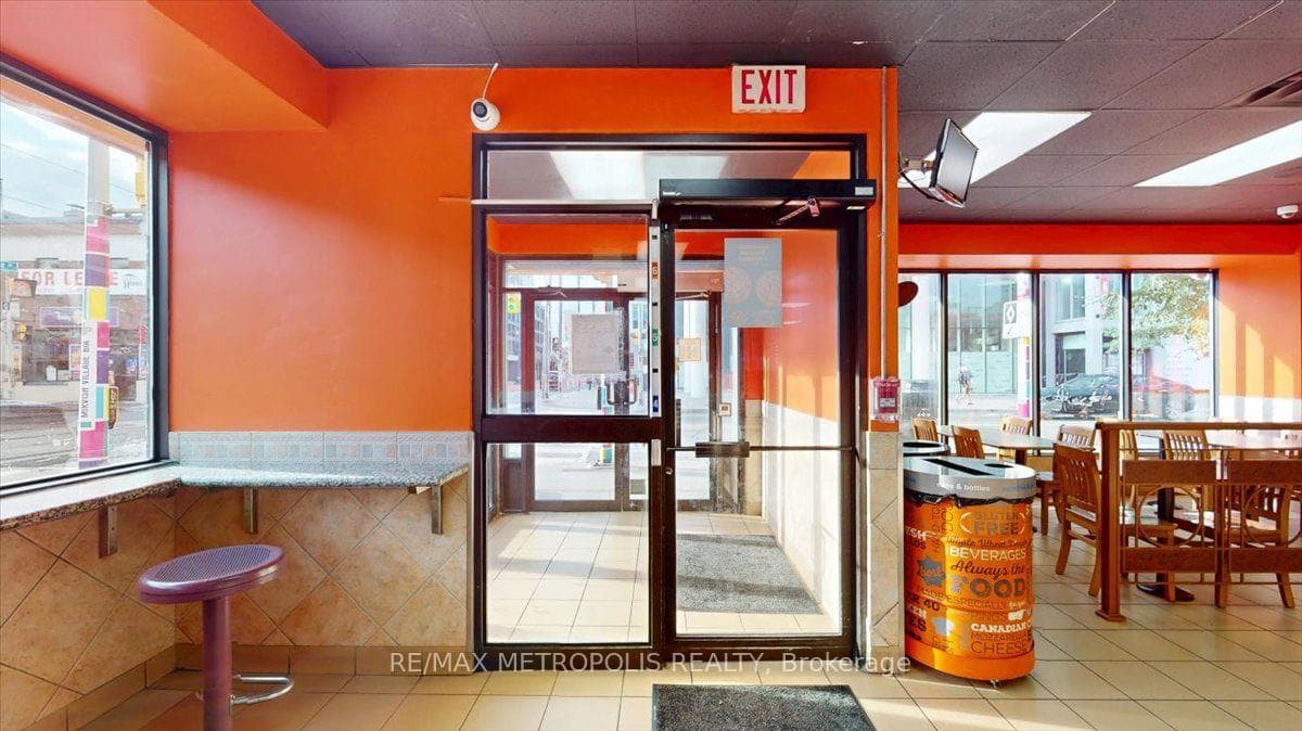 558 BLOOR ST Street, Toronto, ON M6G 1K1, Toronto C02, ON — photo 10 of 50