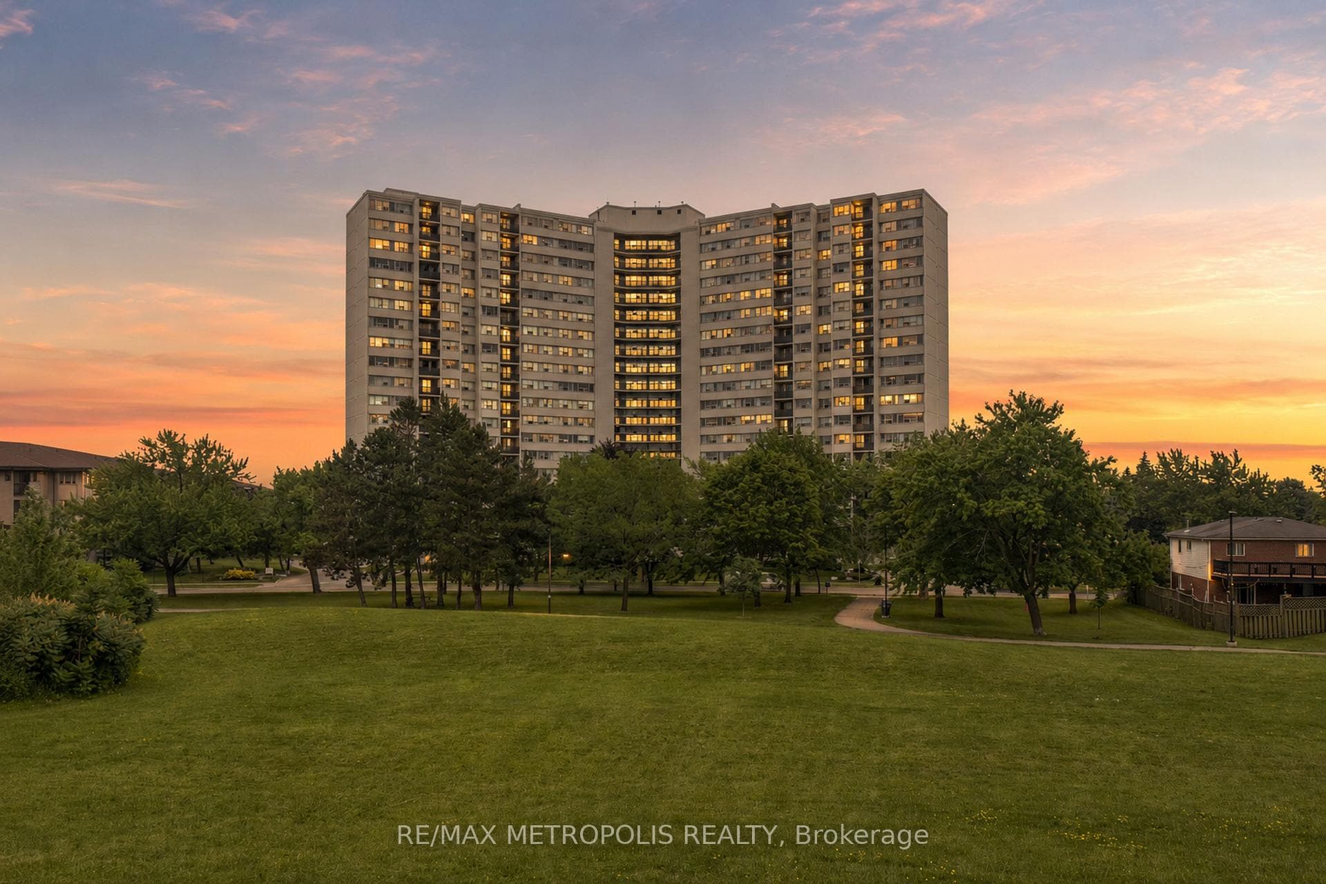 530 Lolita Gardens 1903, Mississauga, ON L5A 3T2, Mississauga, ON — photo 3 of 37