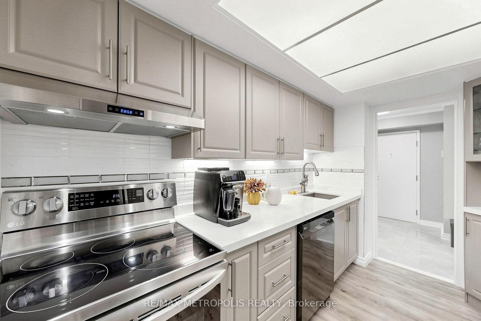 1111 Bough Beeches Boulevard 207, Mississauga, ON L4W 4N1, Mississauga, ON — photo 15 of 49