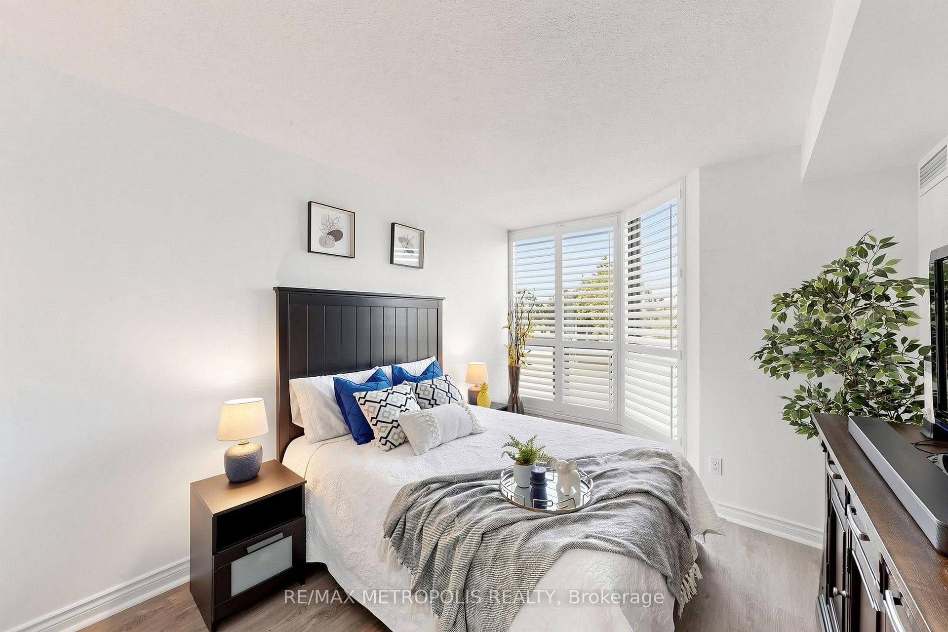 1111 Bough Beeches Boulevard 207, Mississauga, ON L4W 4N1, Mississauga, ON — photo 26 of 49