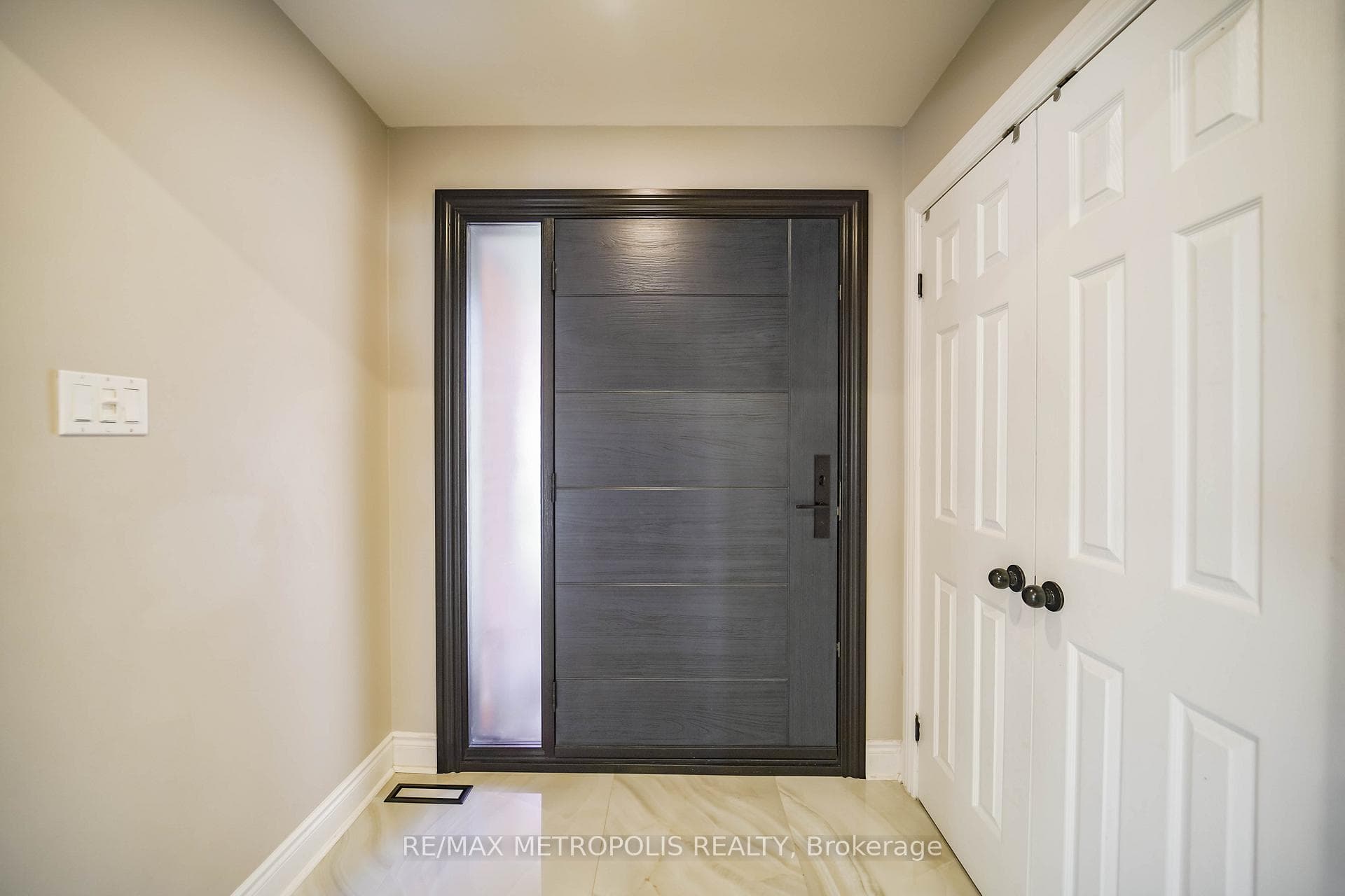 4392 Grassland Crescent, Mississauga, ON L5V 1E2, Mississauga, ON — photo 4 of 57
