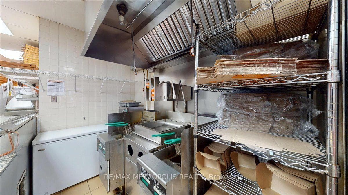 558 BLOOR ST Street, Toronto, ON M6G 1K1, Toronto C02, ON — photo 21 of 50