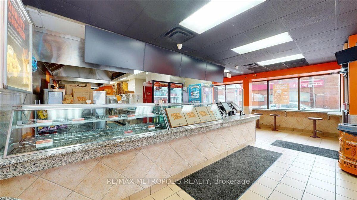 558 BLOOR ST Street, Toronto, ON M6G 1K1, Toronto C02, ON — photo 15 of 50