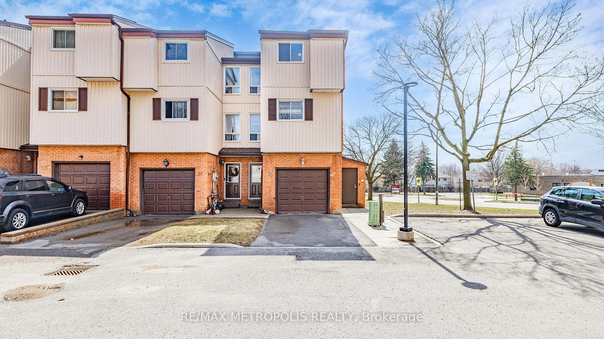 601 Galahad Drive 19, Oshawa, ON L1K 1L9, Oshawa, ON — photo 1 of 47
