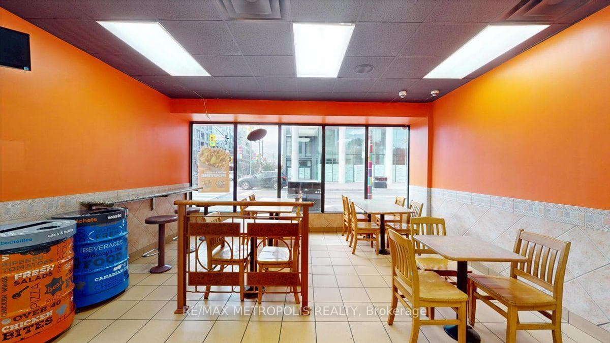 558 BLOOR ST Street, Toronto, ON M6G 1K1, Toronto C02, ON — photo 13 of 50