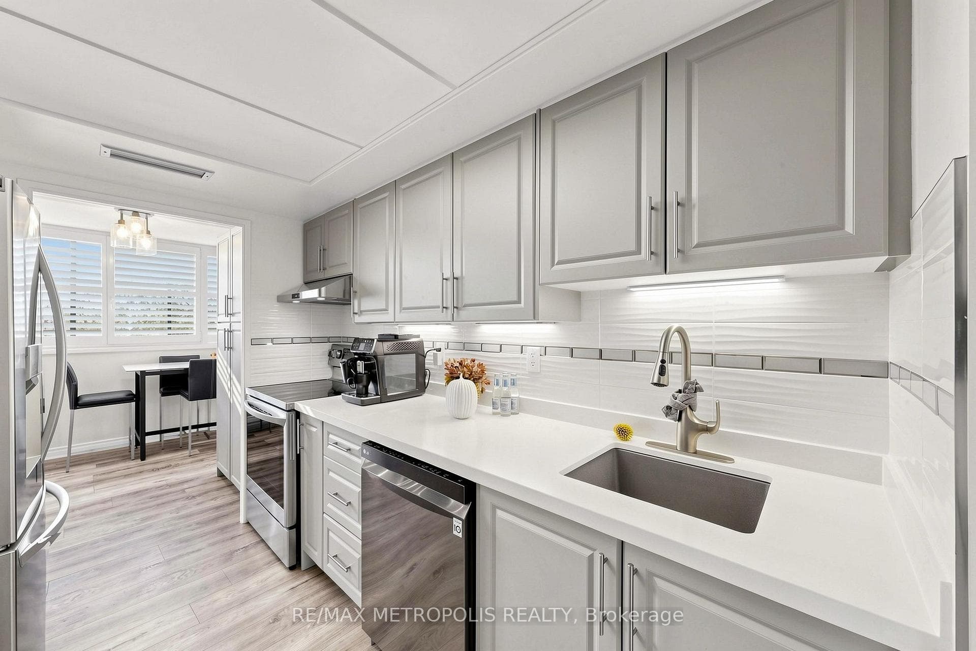 1111 Bough Beeches Boulevard 207, Mississauga, ON L4W 4N1, Mississauga, ON — photo 14 of 49
