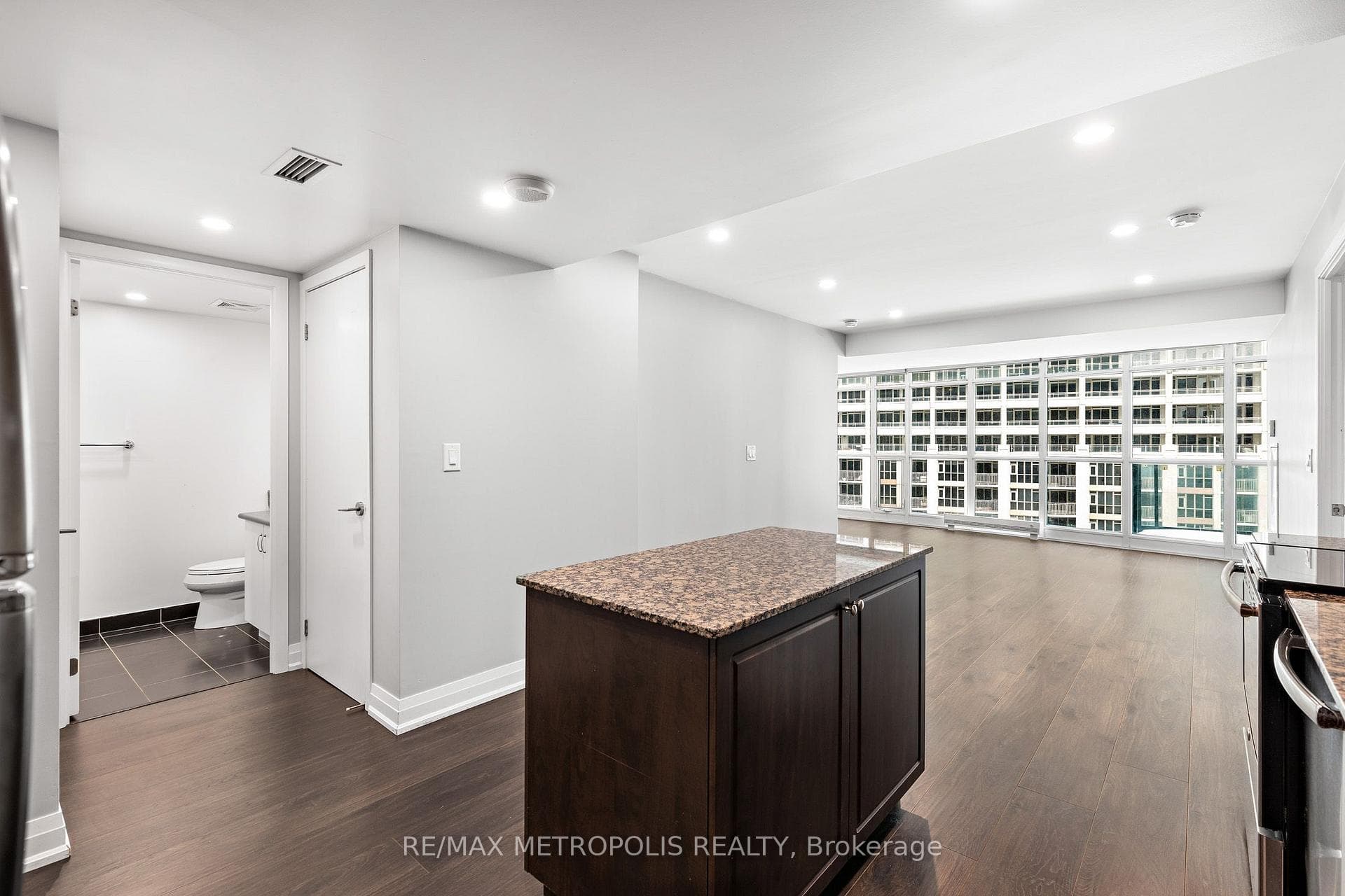 209 Fort York Boulevard 678, Toronto, ON M5V 4A1, Toronto C01, ON — photo 11 of 56