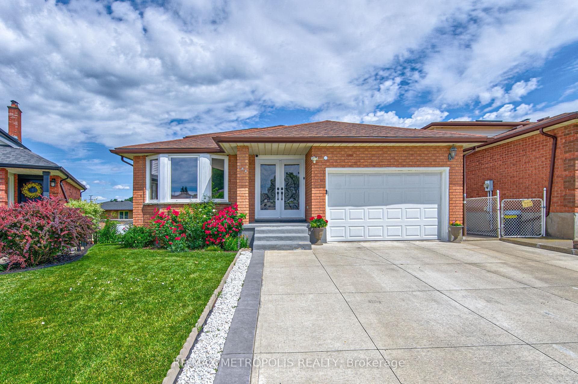 184 Stonyburn Crescent, Cambridge, ON N1R 7X8, Cambridge, ON — photo 1 of 50