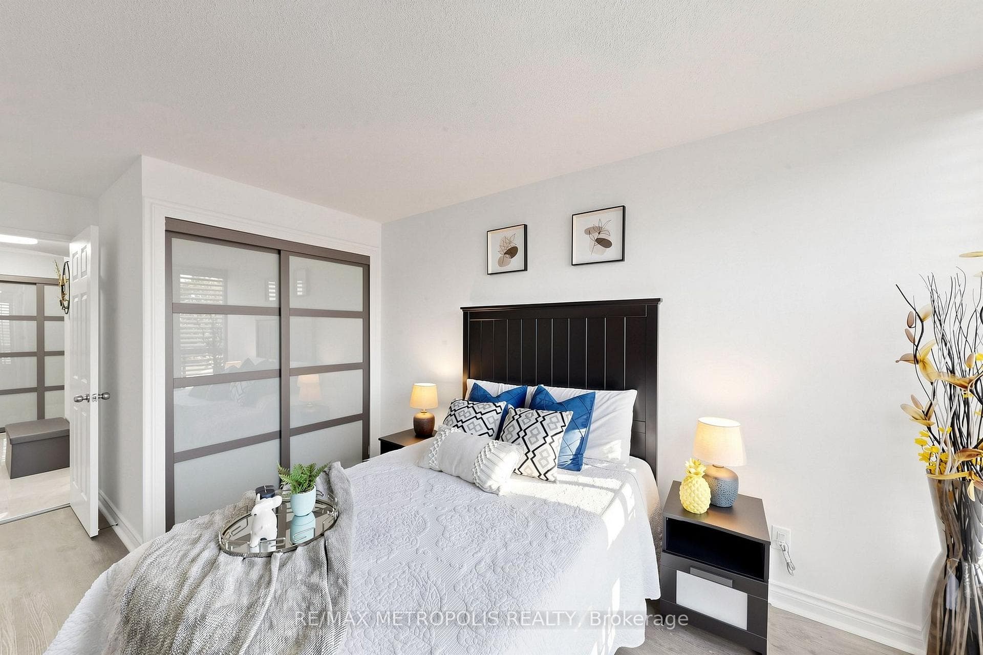 1111 Bough Beeches Boulevard 207, Mississauga, ON L4W 4N1, Mississauga, ON — photo 27 of 49