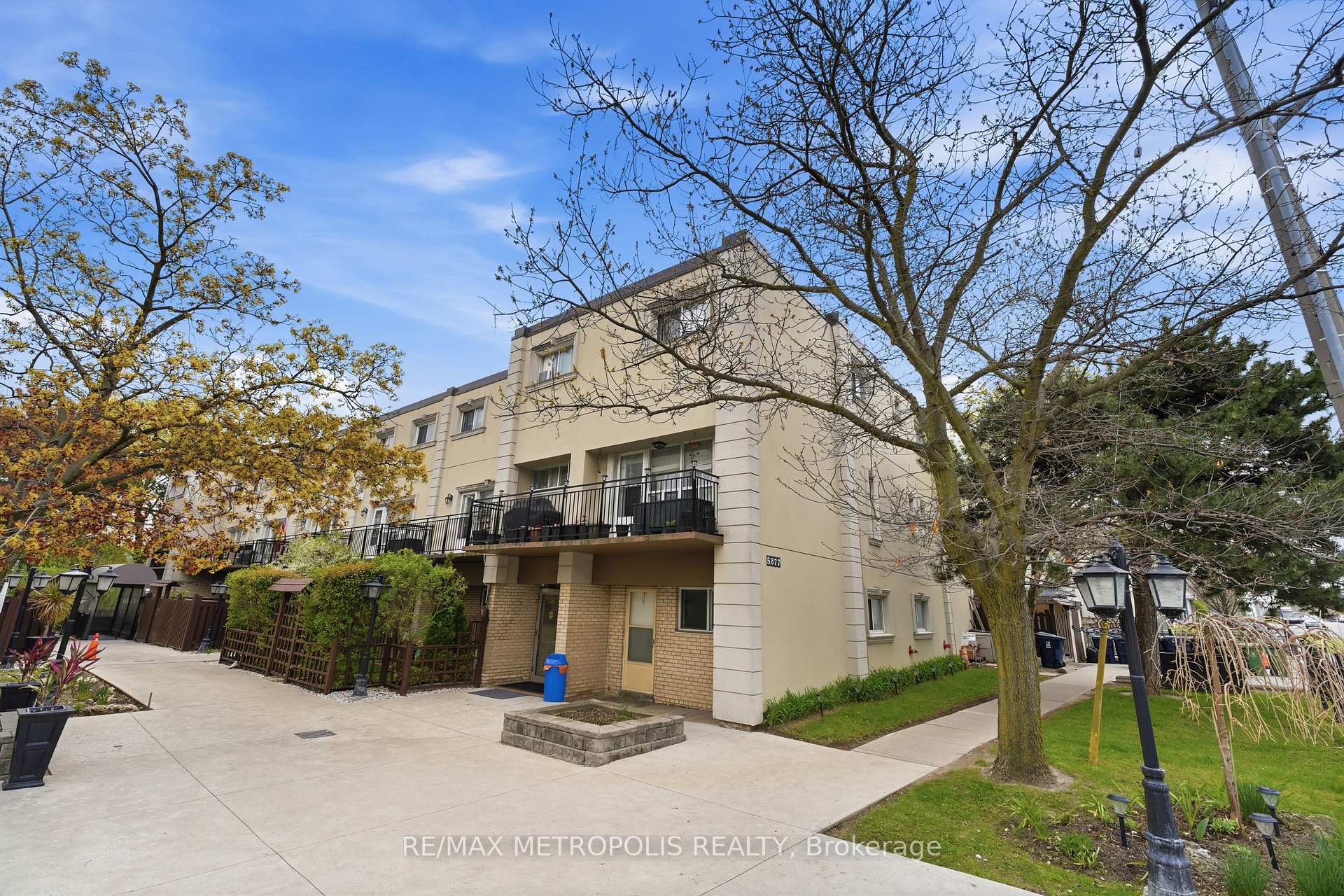 5877 Bathurst Street 205, Toronto, ON M2R 1Y7, Toronto C07, ON — photo 1 of 26