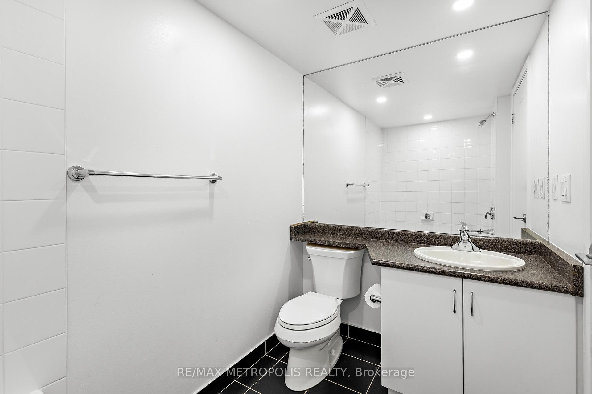 209 Fort York Boulevard 678, Toronto, ON M5V 4A1, Toronto C01, ON — photo 44 of 56