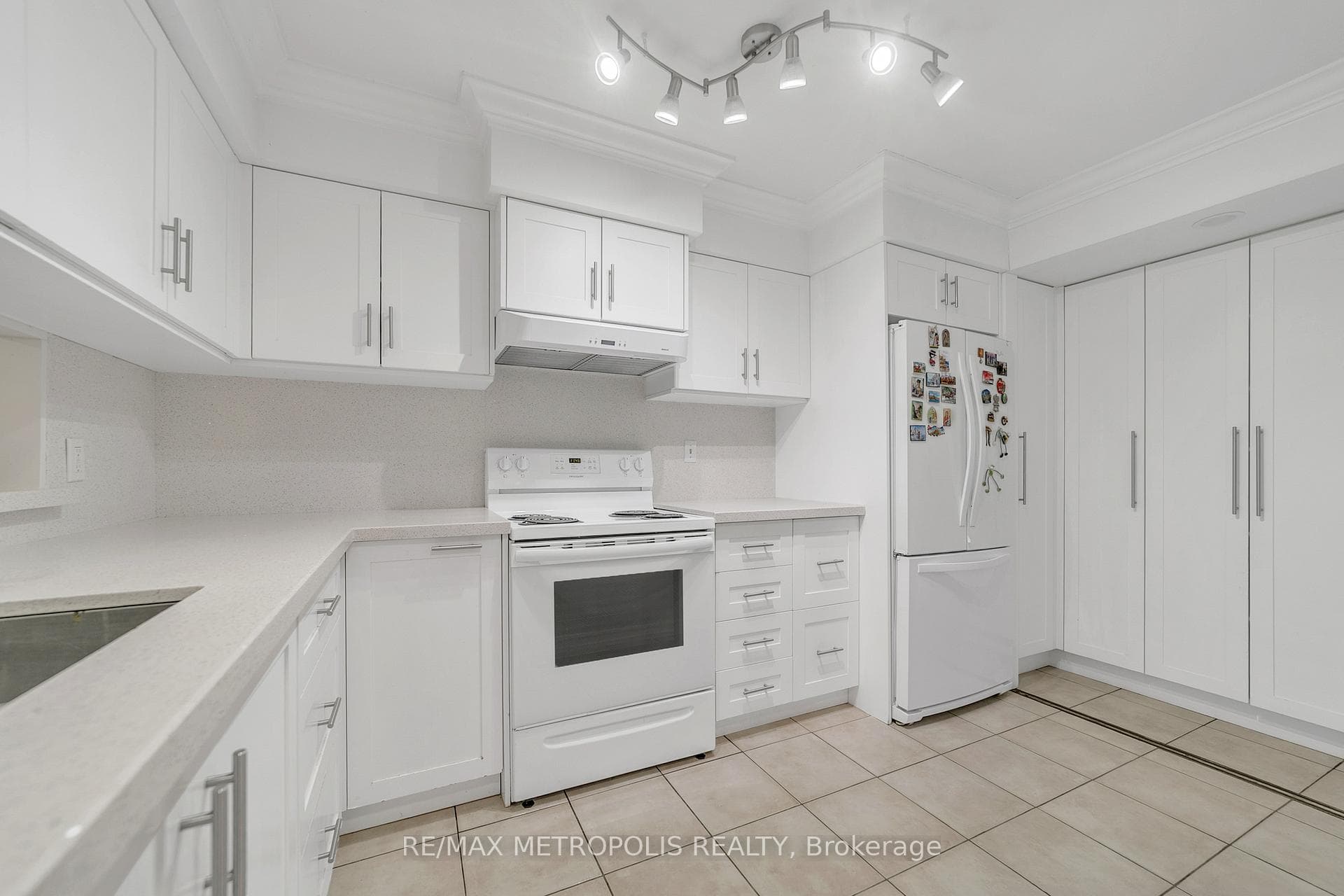 2470 Eglinton Avenue W 1604, Toronto W04, ON M6M 5E7, Toronto W04, ON — photo 7 of 26