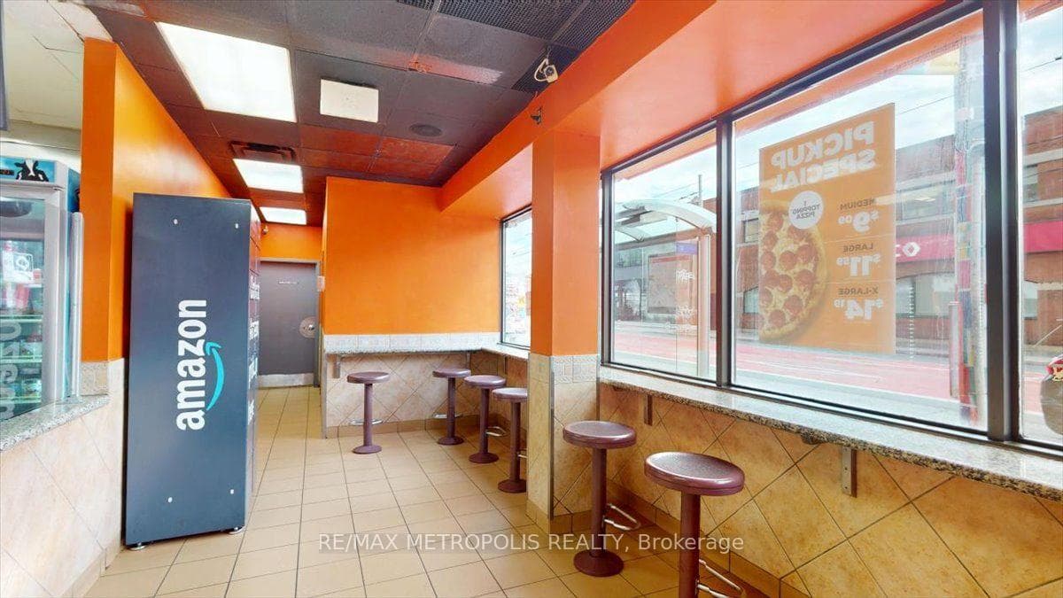 558 BLOOR ST Street, Toronto, ON M6G 1K1, Toronto C02, ON — photo 11 of 50