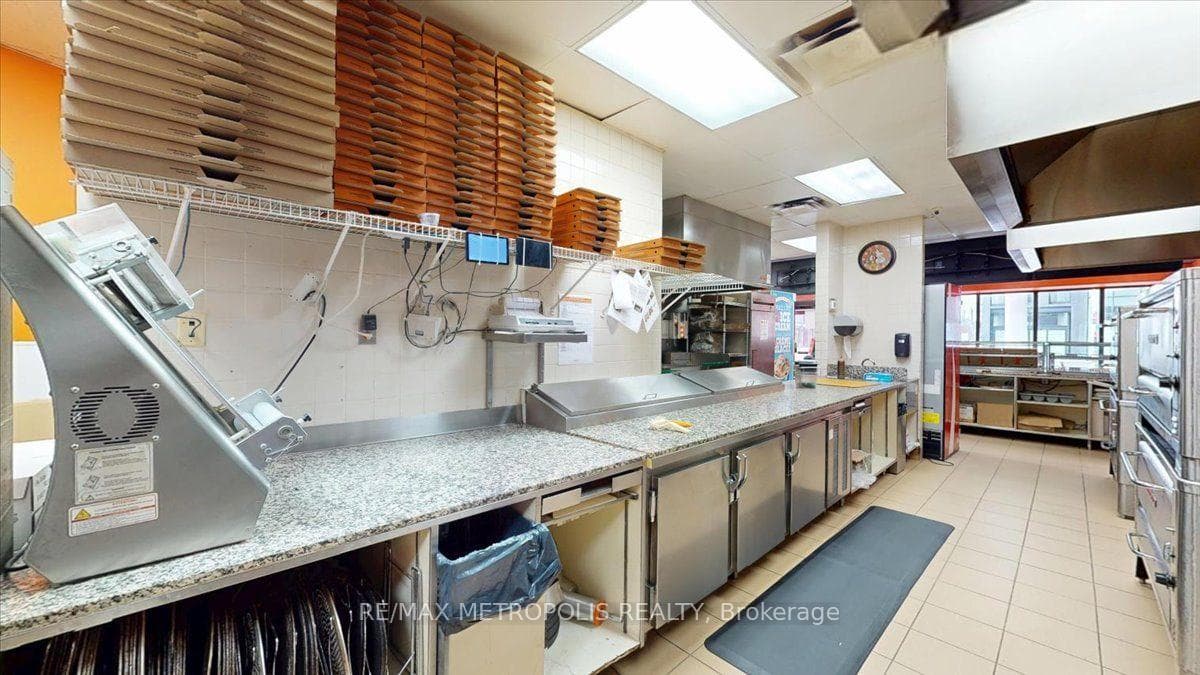 558 BLOOR ST Street, Toronto, ON M6G 1K1, Toronto C02, ON — photo 29 of 50
