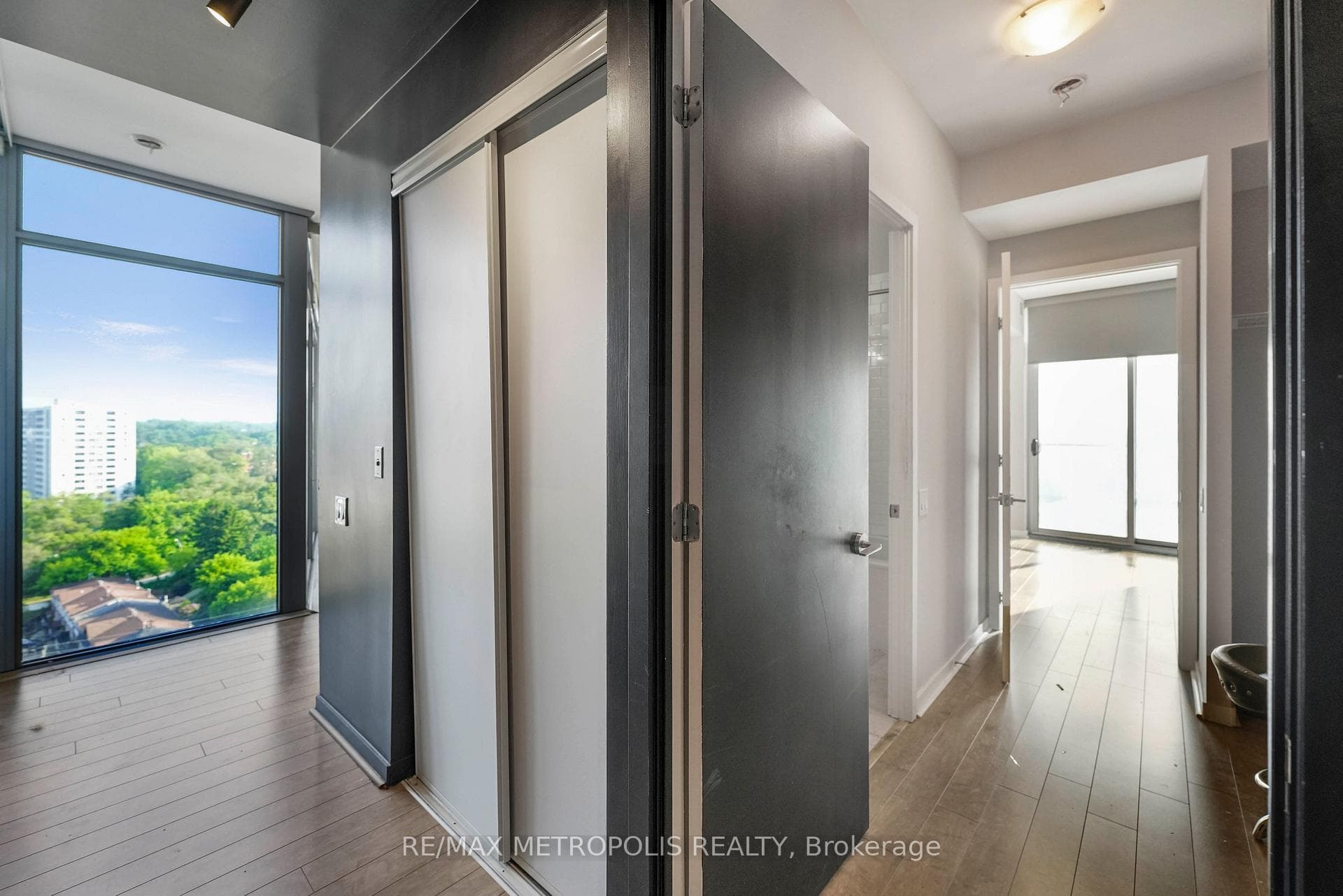 103 The Queensway Avenue 1414, Toronto, ON M6S 5B3, Toronto W01, ON — photo 14 of 40