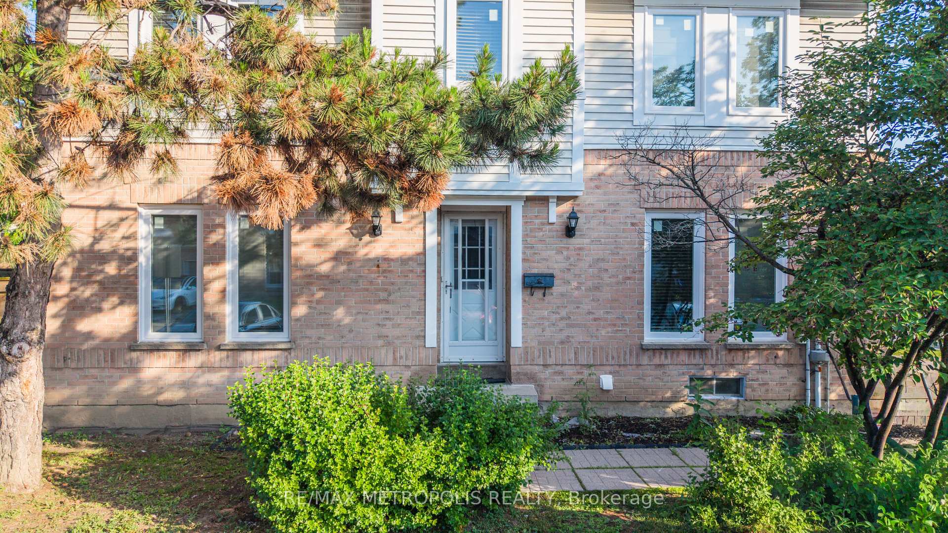63 Wickstead Court, Brampton, ON L6R 1N8, Brampton, ON — photo 4 of 38