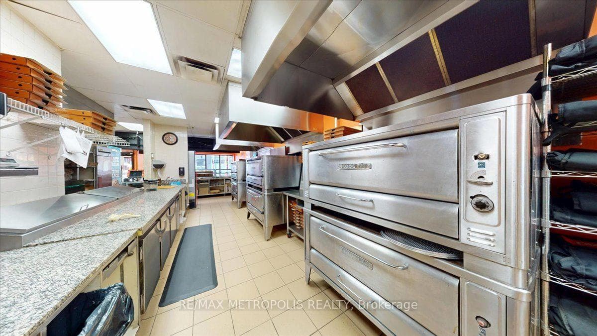 558 BLOOR ST Street, Toronto, ON M6G 1K1, Toronto C02, ON — photo 30 of 50