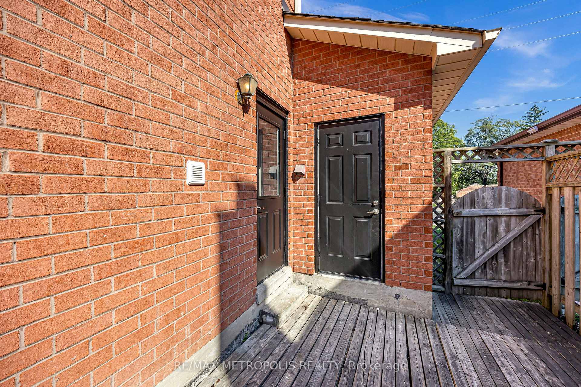 296 Thornton Road N, Oshawa, ON L1J 6T7, Oshawa, ON — photo 3 of 50