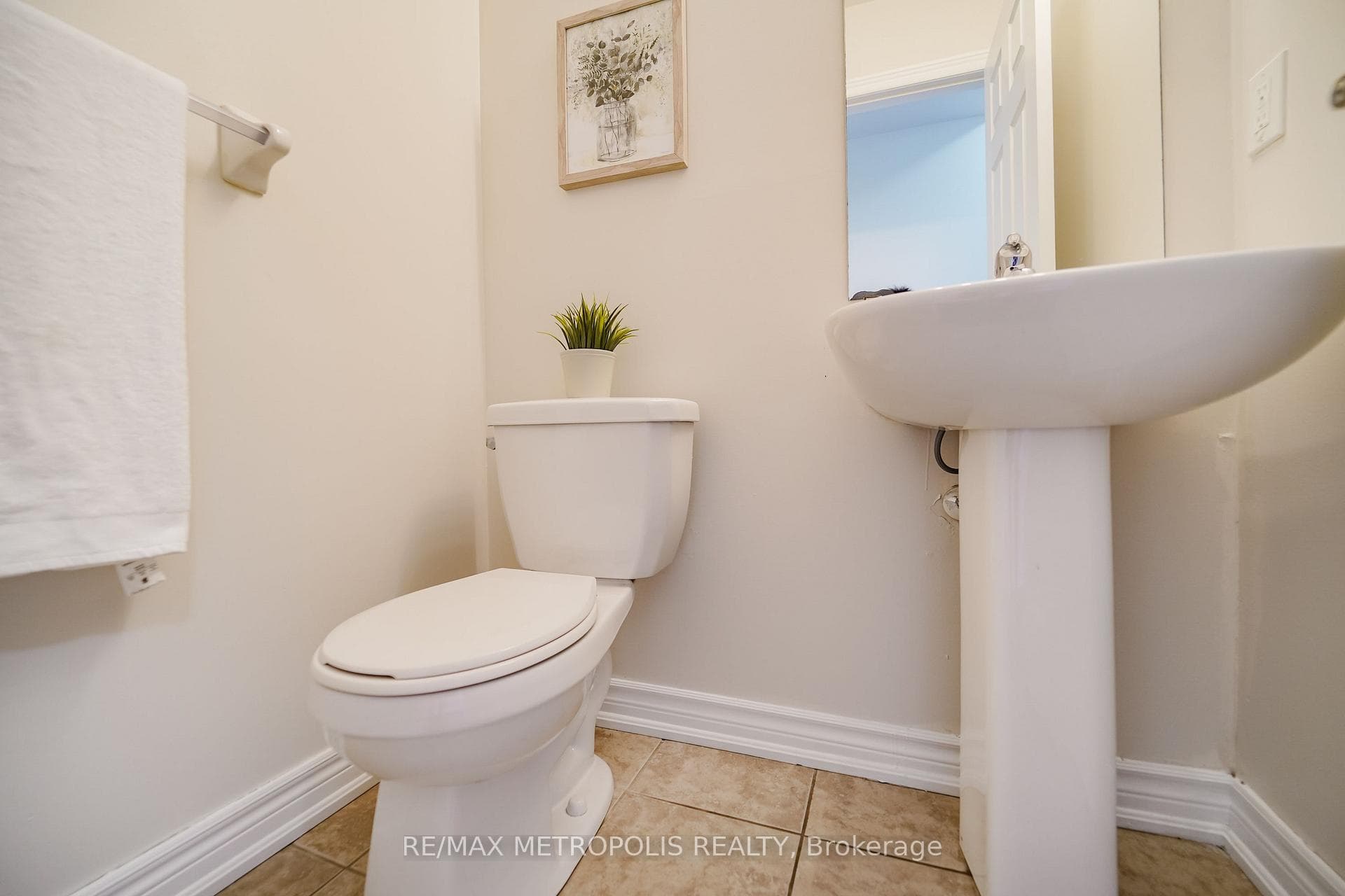 3767B St Claire Avenue E, Toronto, ON M1M 0C8, Toronto E08, ON — photo 25 of 38