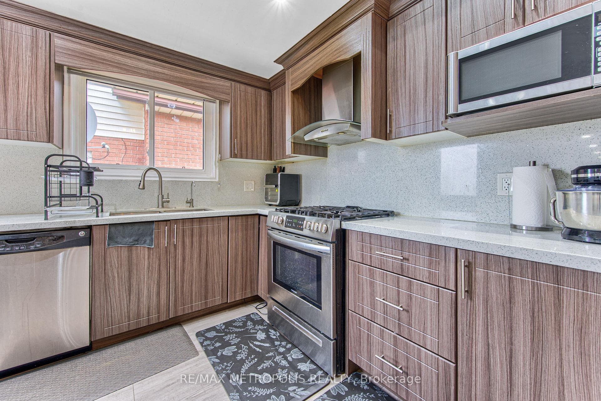 184 Stonyburn Crescent, Cambridge, ON N1R 7X8, Cambridge, ON — photo 15 of 50
