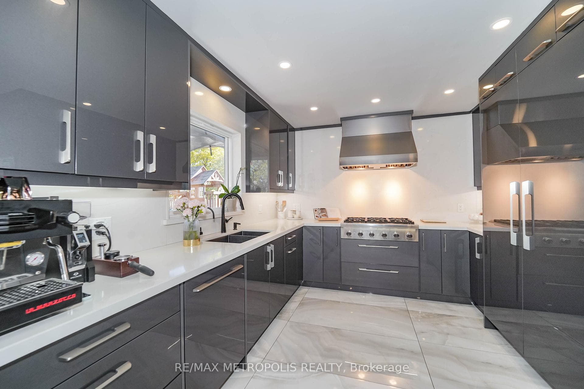 4392 Grassland Crescent, Mississauga, ON L5V 1E2, Mississauga, ON — photo 10 of 57