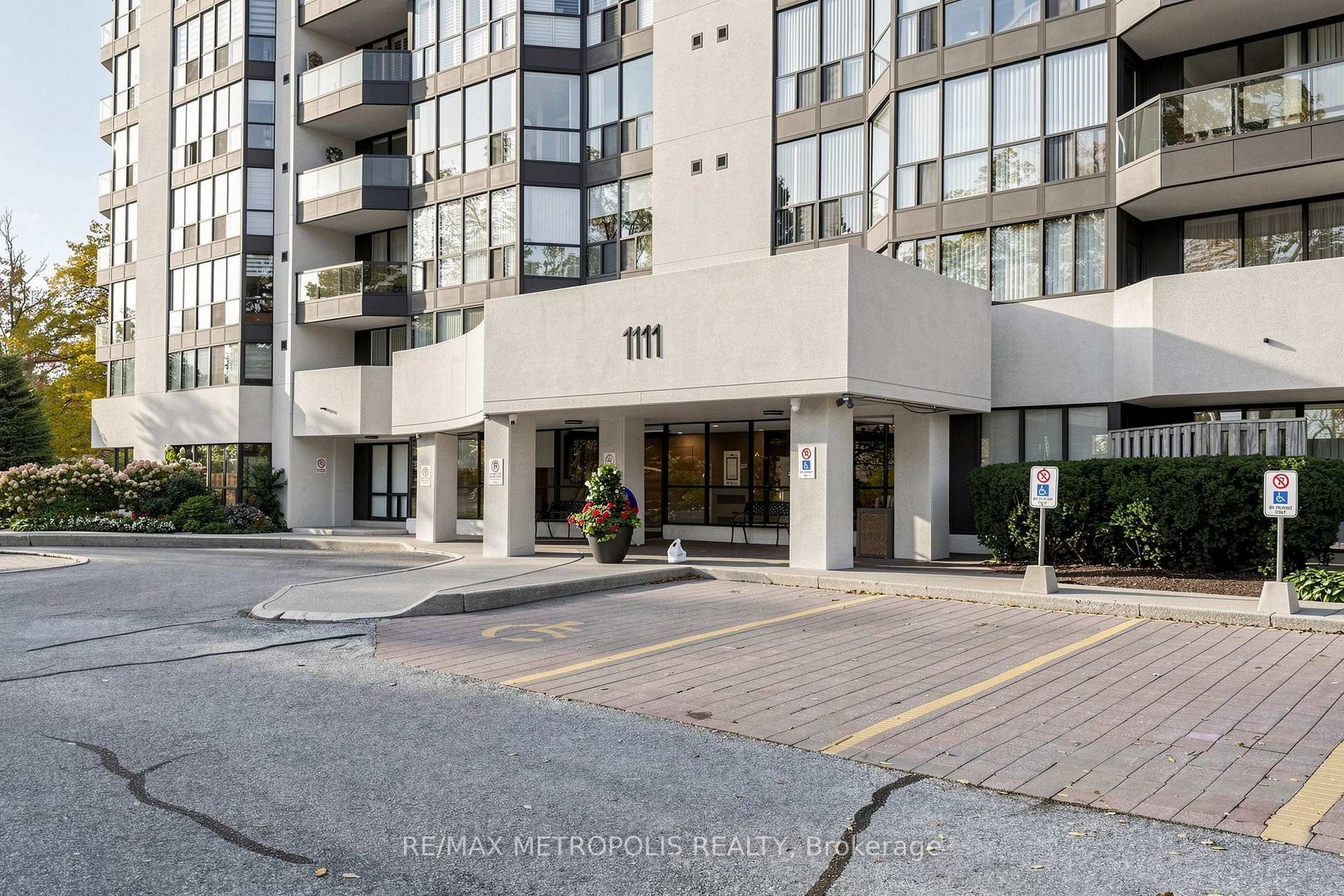 1111 Bough Beeches Boulevard 207, Mississauga, ON L4W 4N1, Mississauga, ON — photo 3 of 49