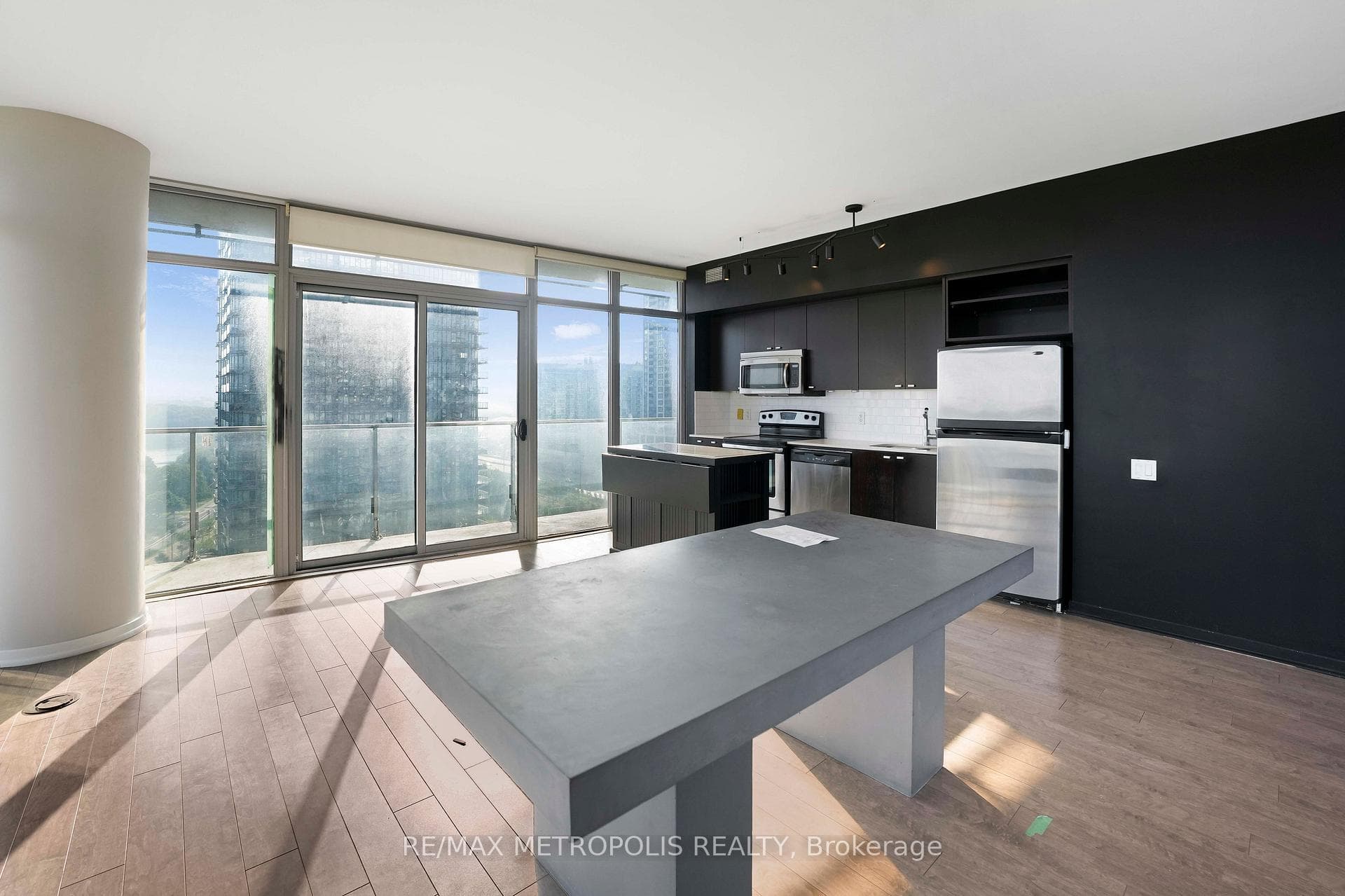 103 The Queensway Avenue 1414, Toronto, ON M6S 5B3, Toronto W01, ON — photo 11 of 40