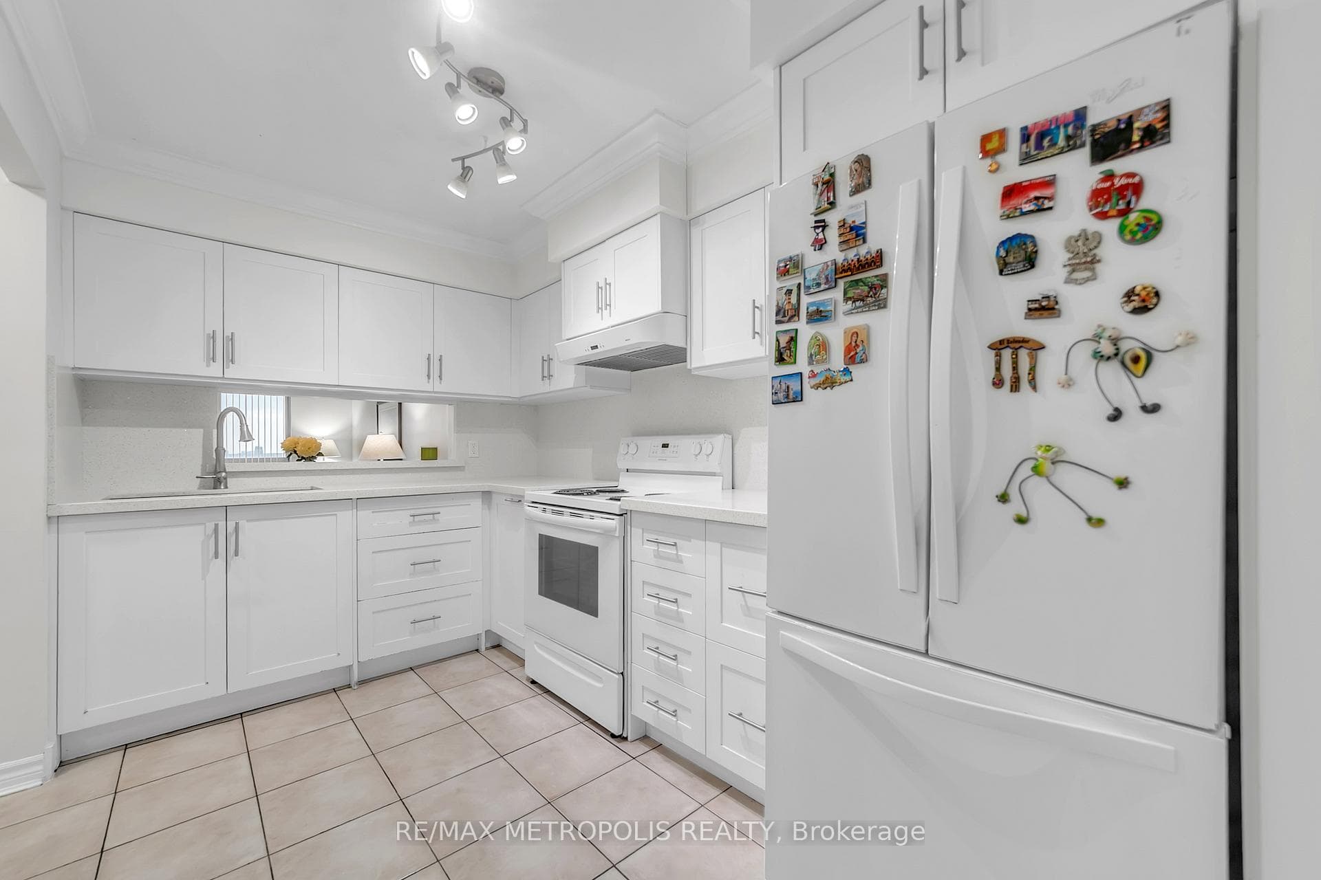 2470 Eglinton Avenue W 1604, Toronto W04, ON M6M 5E7, Toronto W04, ON — photo 6 of 26