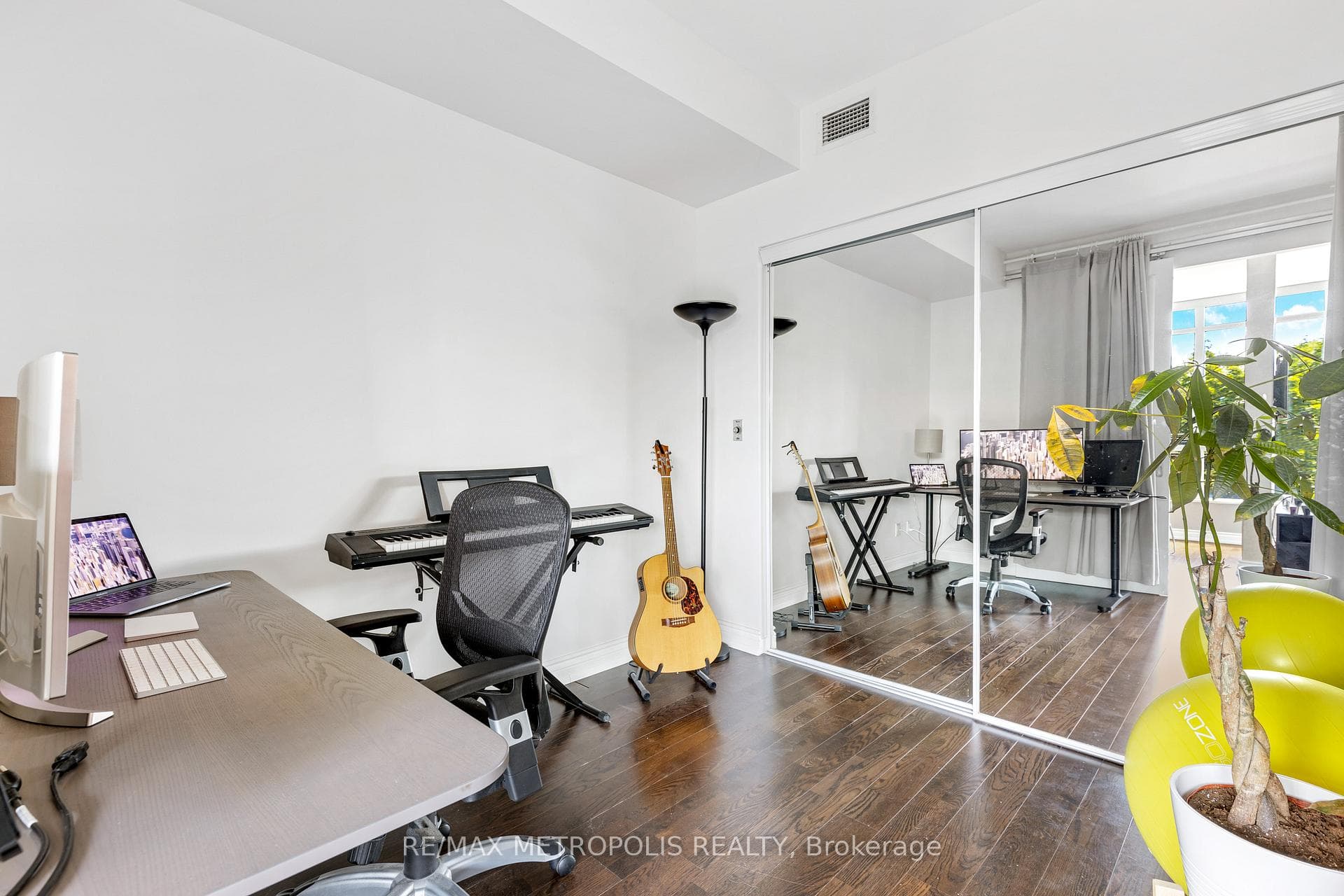 215 Fort York Boulevard 208, Toronto C01, ON M5V 4A2, Toronto C01, ON — photo 16 of 25