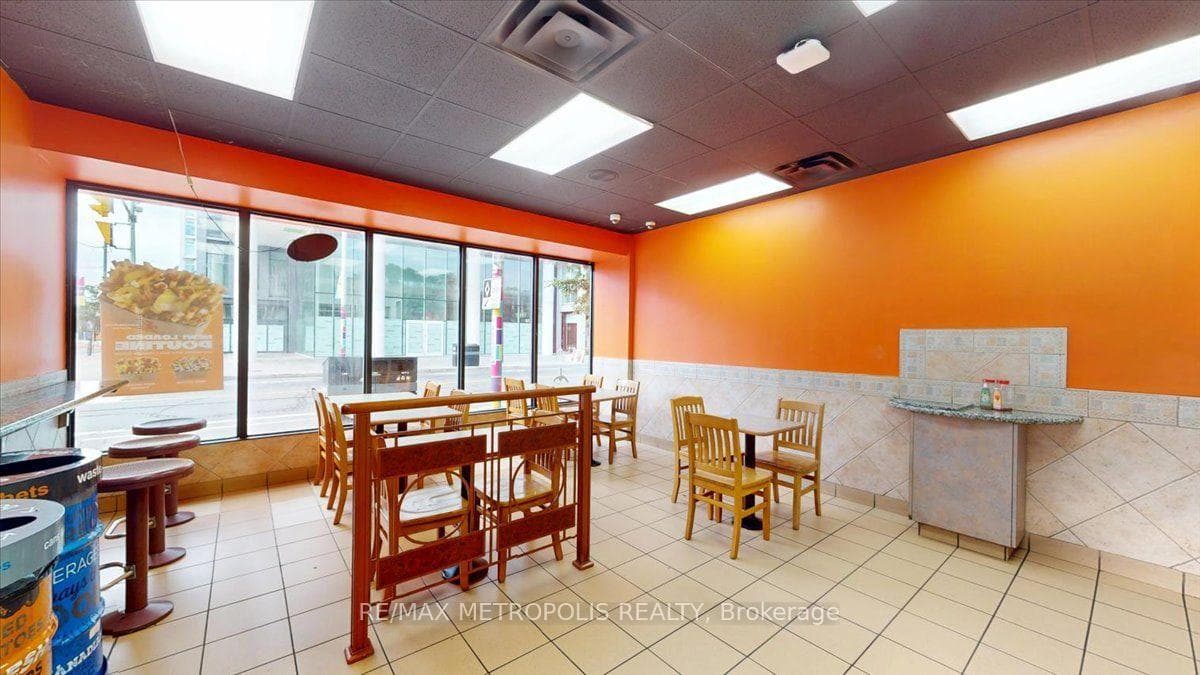 558 BLOOR ST Street, Toronto, ON M6G 1K1, Toronto C02, ON — photo 12 of 50