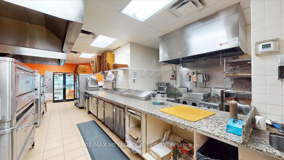 558 BLOOR ST Street, Toronto, ON M6G 1K1, Toronto C02, ON — photo 26 of 50