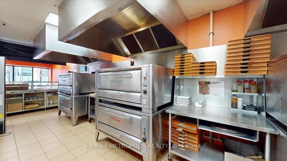 558 BLOOR ST Street, Toronto, ON M6G 1K1, Toronto C02, ON — photo 27 of 50