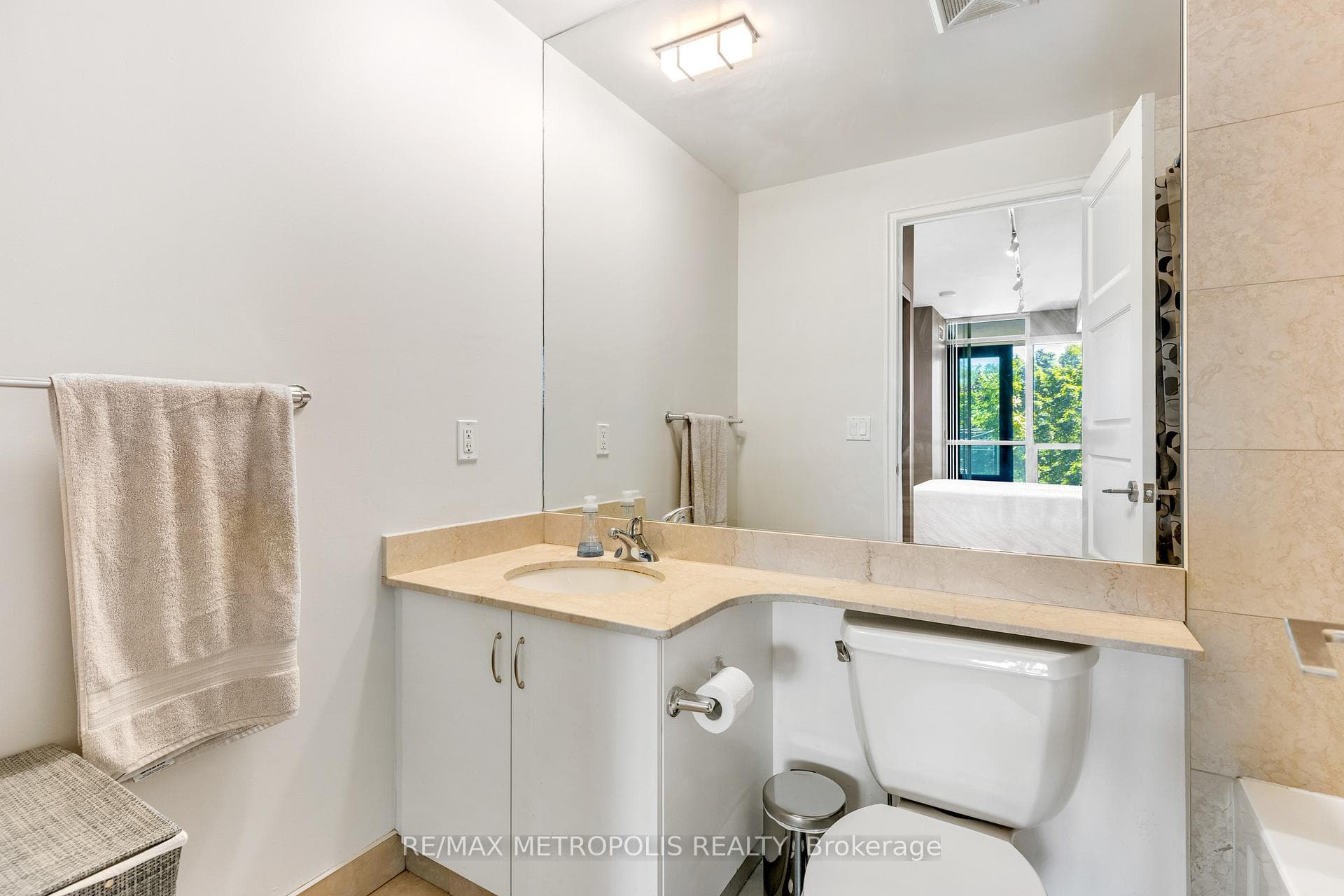 215 Fort York Boulevard 208, Toronto C01, ON M5V 4A2, Toronto C01, ON — photo 19 of 25