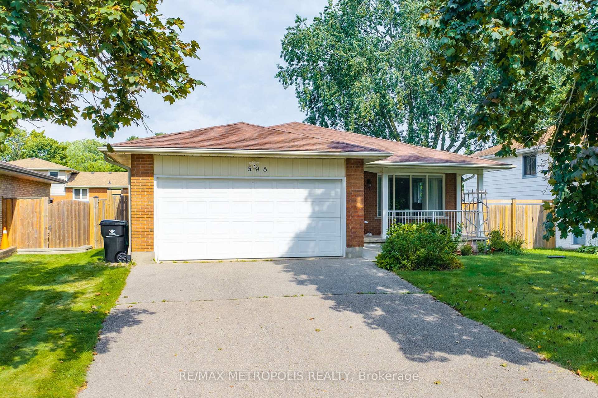 598 Black Oak Crescent, Waterloo, ON N2V 1A5, Waterloo, ON — photo 1 of 45